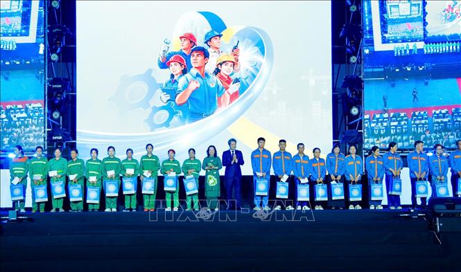 Ông Nguyễn Quang Đức, Phó Bí thư chuyên trách Đảng ủy Mặt trận Tổ quốc, các đoàn thể Trung ương tặng quà các công nhân tiêu biểu. Ảnh: Hoàng Ngọc – TTXVN 
