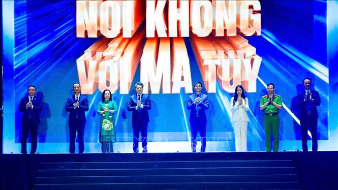 Các đại biểu làm lễ phát động chiến dịch “Công nhân Việt Nam nói không với ma túy – Triệu trái tim, một quyết tâm” tại Hải Phòng. Ảnh: Hoàng Ngọc – TTXVN 