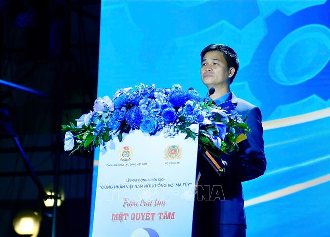 Ông Ngọ Duy Hiểu, Phó Chủ tịch Tổng Liên đoàn Lao động Việt Nam phát biểu tại buổi lễ. Ảnh: Hoàng Ngọc – TTXVN 
