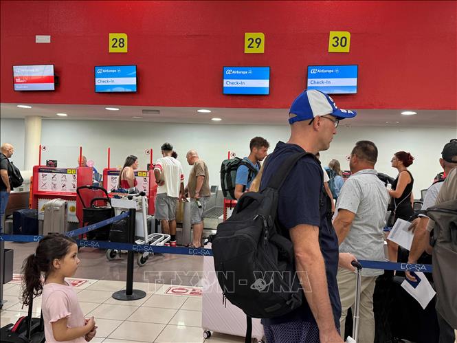 Du khách làm thủ tục hải quan tại sân bày quốc tế José Martí ở thủ đô La Habana. Ảnh: Việt Hùng-P/V TTXVN tại Cuba