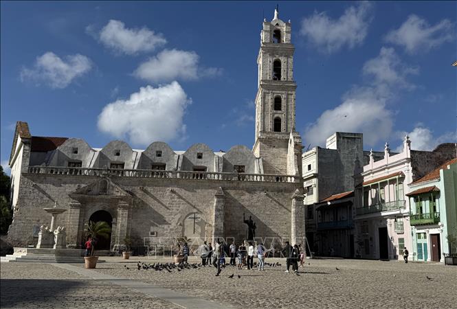 Một quảng trưởng ở trung tâm phố cổ La Habana vắng khách du lịch. Ảnh: Việt Hùng-P/V TTXVN tại Cuba