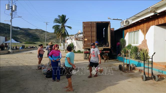 Người dân nhận lương thực cứu trợ của chính phủ tại quần đảo Los Roques, Venezuela. Ảnh: Phi Hùng - PV TTXVN tại Mỹ Latinh