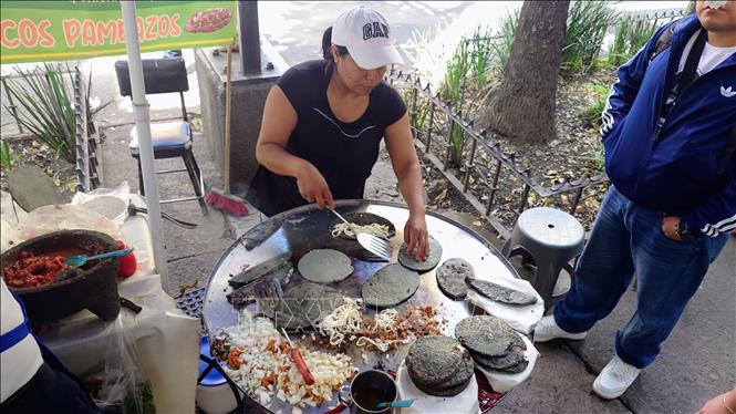 Một quầy bán bánh ngô dành cho người thu nhập thấp tại thủ đô Mexico City. Ảnh: Phi Hùng - PV TTXVN tại Mexico