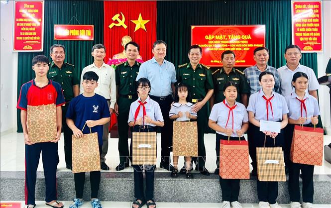 Bộ đội Biên phòng thành phố Đà Nẵng trao quà cho học sinh trong chương trình “Nâng bước em tới trường” đầu năm học 2026 - 2027. Ảnh: Quốc Dũng - TTXVN
