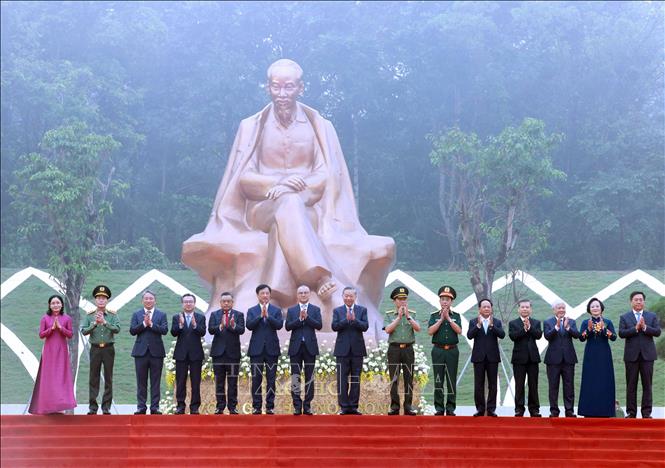 Tổng Bí thư, Chủ tịch nước Tô Lâm và các đại biểu tại Lễ khánh thành Tượng đài “Bác Hồ với Ngày hội non sông”. Ảnh: Thống Nhất – TTXVN
