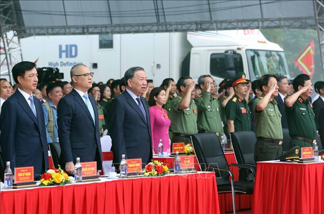 Tổng Bí thư, Chủ tịch nước Tô Lâm và các đại biểu thực hiện nghi lễ chào cờ. Ảnh: Thống Nhất – TTXVN