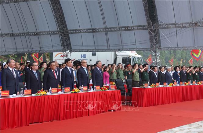 Tổng Bí thư, Chủ tịch nước Tô Lâm và các đại biểu thực hiện nghi lễ chào cờ. Ảnh: Thống Nhất – TTXVN