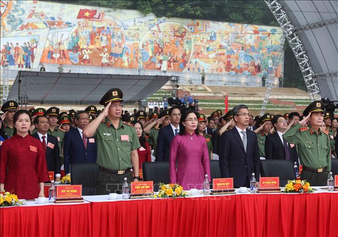 Các đại biểu thực hiện nghi lễ chào cờ. Ảnh: Thống Nhất – TTXVN