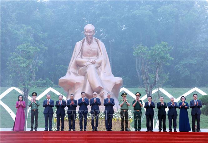 Tổng Bí thư, Chủ tịch nước Tô Lâm và các đại biểu tại Lễ khánh thành Tượng đài “Bác Hồ với Ngày hội non sông”. Ảnh: Thống Nhất – TTXVN