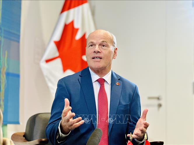Đại sứ Canada tại Việt Nam Jim Nickel trả lời phỏng vấn của phóng viên Thông tấn xã Việt Nam. Ảnh: Việt Đức - TTXVN