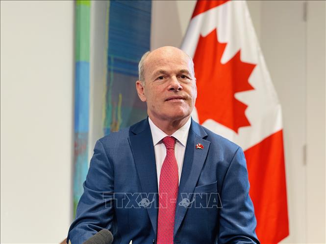 Đại sứ Canada tại Việt Nam Jim Nickel trả lời phỏng vấn của phóng viên Thông tấn xã Việt Nam. Ảnh: Việt Đức - TTXVN