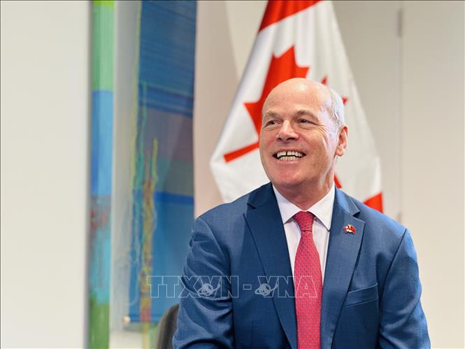 Đại sứ Canada tại Việt Nam Jim Nickel trả lời phỏng vấn của phóng viên Thông tấn xã Việt Nam. Ảnh: Việt Đức - TTXVN