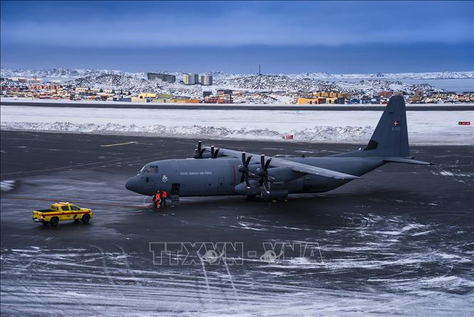 Máy bay Hercules của Bộ Quốc phòng Đan Mạch tại sân bay ở thủ phủ Nuuk, Greenland, vùng lãnh thổ tự trị thuộc Đan Mạch. Ảnh: THX/TTXVN phát