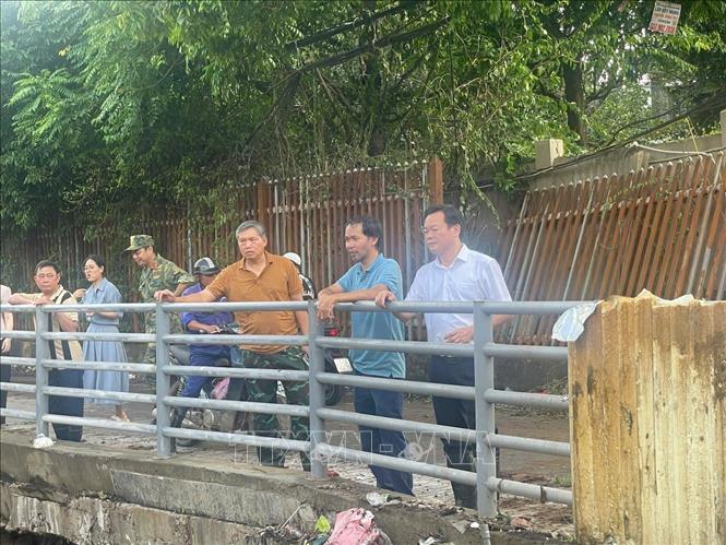 Lãnh đạo Đảng ủy, UBND phường Hồng Hà chỉ đạo các lực lượng chức năng rà soát nguyên nhân tại từng vị trí ngập úng trên địa bàn. Ảnh: Kim Anh - TTXVN