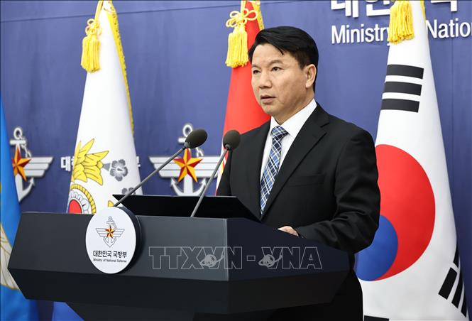Thứ trưởng Chính sách quốc phòng Hàn Quốc Kim Hong Cheol phát biểu tại cuộc họp báo tại trụ sở Bộ Quốc phòng ở Seoul ngày 10/1/2026. Ảnh: Yonhap/TTXVN phát