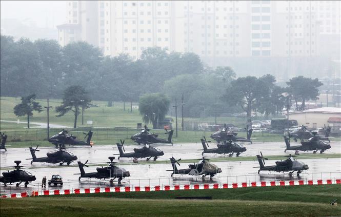 Trực thăng tấn công Apache đỗ tại căn cứ quân sự Humphreys của Mỹ ở Pyeongtaek, phía Nam thủ đô Seoul, Hàn Quốc ngày 21/8/2026. Ảnh: Yonhap/TTXVN phát
