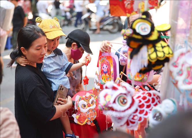 Trẻ được lựa chọn những món đồ chơi yêu thích làm quà Tết Trung thu. Ảnh: Thanh Tùng -  TTXVN 