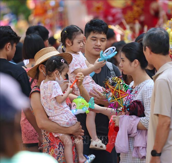 Trẻ được lựa chọn những món đồ chơi yêu thích làm quà Tết Trung thu. Ảnh: Thanh Tùng -  TTXVN 