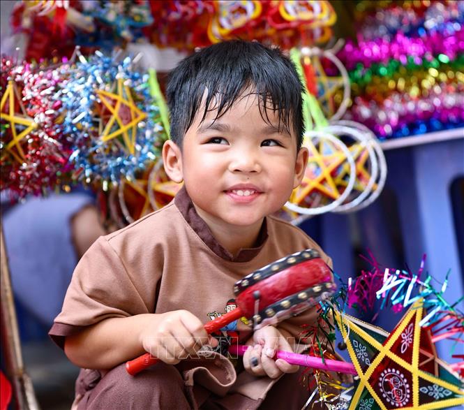 Những món đồ chơi truyền thống được các bé yêu thích. Ảnh: Thanh Tùng -  TTXVN