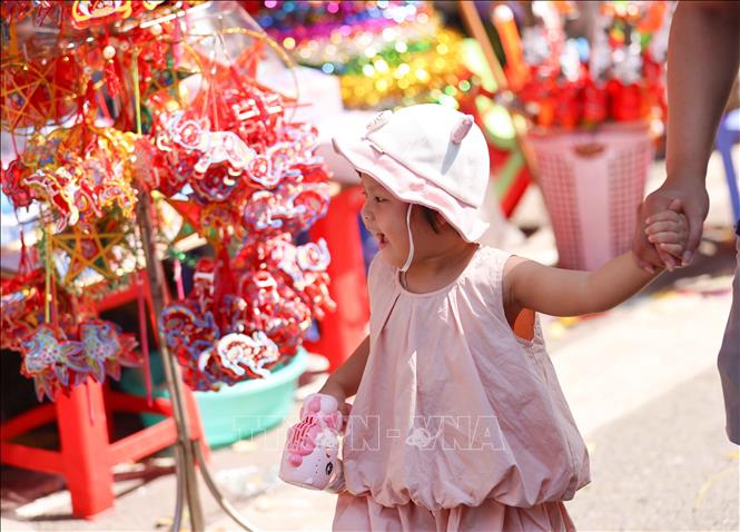 Trẻ được lựa chọn những món đồ chơi yêu thích làm quà Tết Trung thu. Ảnh: Thanh Tùng -  TTXVN 
