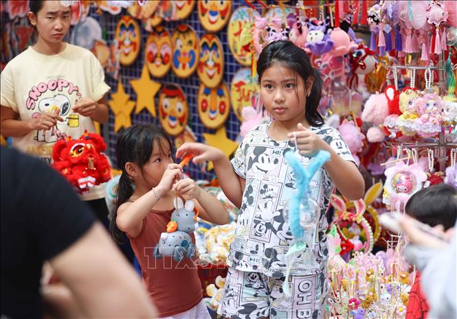 Trẻ được lựa chọn những món đồ chơi yêu thích làm quà Tết Trung thu. Ảnh: Thanh Tùng -  TTXVN 