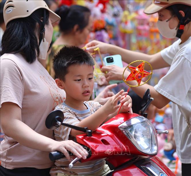 Những món đồ chơi truyền thống được các bé yêu thích. Ảnh: Thanh Tùng -  TTXVN