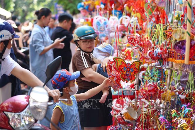 Trẻ được lựa chọn những món đồ chơi yêu thích làm quà Tết Trung thu. Ảnh: Thanh Tùng -  TTXVN 