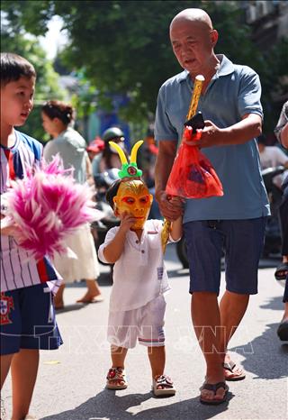 Bé thích thú hóa thân thành nhân vật Tôn Ngộ Không. Ảnh: Thanh Tùng -  TTXVN