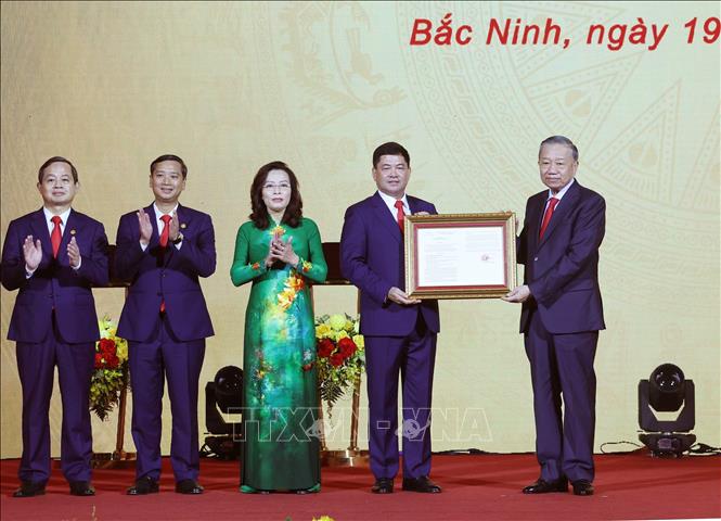 Tổng Bí thư, Chủ tịch nước Tô Lâm trao Nghị quyết của Quốc hội về việc thành lập thành phố Bắc Ninh cho lãnh đạo Thành phố. Ảnh: Thống Nhất – TTXVN