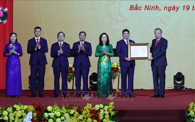 Tổng Bí thư, Chủ tịch nước Tô Lâm trao Nghị quyết của Quốc hội về việc thành lập thành phố Bắc Ninh cho lãnh đạo Thành phố. Ảnh: Thống Nhất – TTXVN