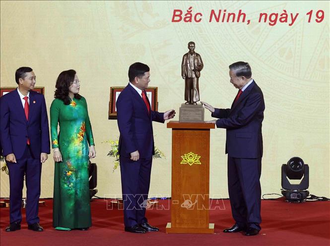 Tổng Bí thư, Chủ tịch nước Tô Lâm tặng bức tượng Chủ tịch Hồ Chí Minh cho thành phố Bắc Ninh. Ảnh: Thống Nhất – TTXVN