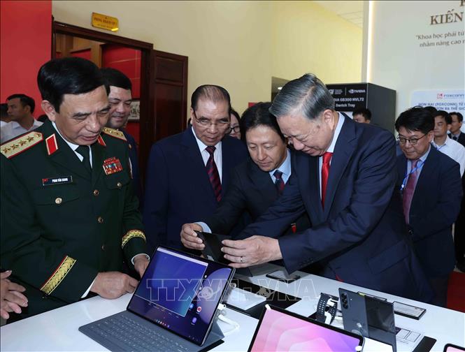 Tổng Bí thư, Chủ tịch nước Tô Lâm xem trưng bày thành tựu của thành phố Bắc Ninh. Ảnh: Thống Nhất – TTXVN