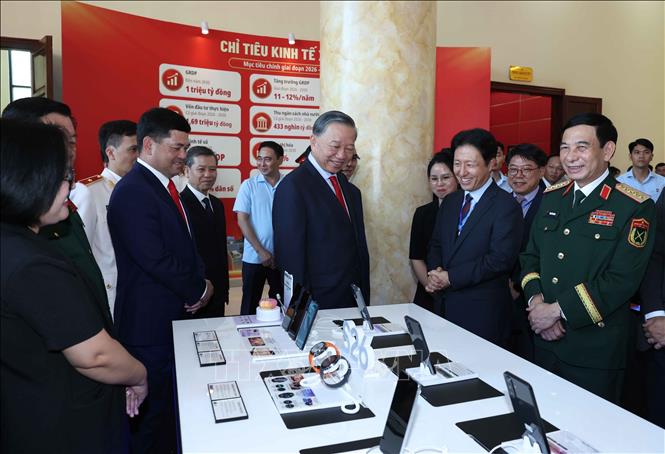 Tổng Bí thư, Chủ tịch nước Tô Lâm xem trưng bày thành tựu của thành phố Bắc Ninh. Ảnh: Thống Nhất – TTXVN