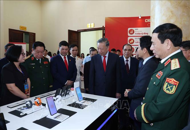 Tổng Bí thư, Chủ tịch nước Tô Lâm xem trưng bày thành tựu của thành phố Bắc Ninh. Ảnh: Thống Nhất – TTXVN