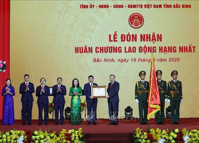 Tổng Bí thư, Chủ tịch nước Tô Lâm trao tặng Huân chương Lao động hạng Nhất cho Đảng bộ, chính quyền và Nhân dân thành phố Bắc Ninh. Ảnh: Thống Nhất – TTXVN