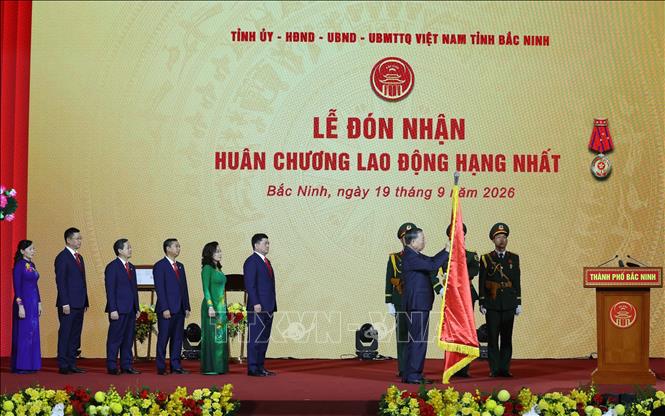 Tổng Bí thư, Chủ tịch nước Tô Lâm trao tặng Huân chương Lao động hạng Nhất cho Đảng bộ, chính quyền và Nhân dân thành phố Bắc Ninh. Ảnh: Thống Nhất – TTXVN