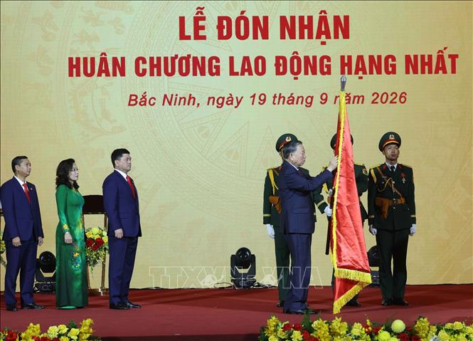 Tổng Bí thư, Chủ tịch nước Tô Lâm trao tặng Huân chương Lao động hạng Nhất cho Đảng bộ, chính quyền và Nhân dân thành phố Bắc Ninh. Ảnh: Thống Nhất – TTXVN