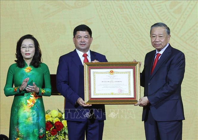 Tổng Bí thư, Chủ tịch nước Tô Lâm trao tặng Huân chương Lao động hạng Nhất cho Đảng bộ, chính quyền và Nhân dân thành phố Bắc Ninh. Ảnh: Thống Nhất – TTXVN
