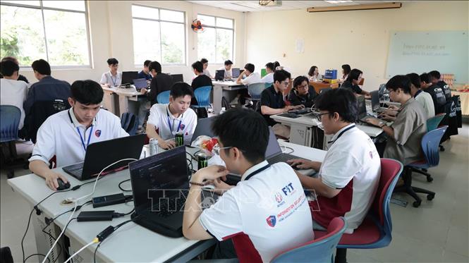 Các sinh viên đến từ Trường Đại học trong và ngoài nước tranh tài ở Vòng Chung kết Cuộc thi Tìm kiếm tài năng An toàn thông tin diễn ra tại thành phố Đà Nẵng. Ảnh: Khoa Chương - TTXVN