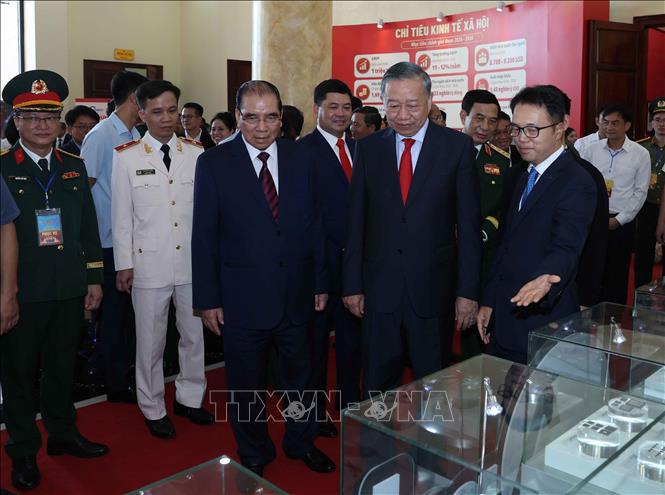 Tổng Bí thư, Chủ tịch nước Tô Lâm xem trưng bày thành tựu của thành phố Bắc Ninh. Ảnh: Thống Nhất – TTXVN