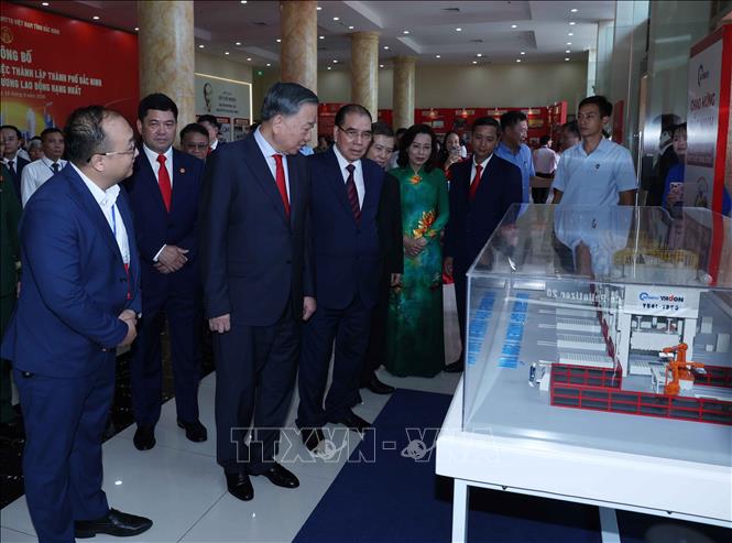 Tổng Bí thư, Chủ tịch nước Tô Lâm xem trưng bày thành tựu của thành phố Bắc Ninh. Ảnh: Thống Nhất – TTXVN