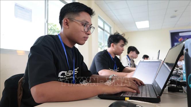 Vòng Chung kết Cuộc thi Tìm kiếm tài năng An toàn thông tin diễn ra tại thành phố Đà Nẵng có đề thi được xây dựng theo hướng mô phỏng các tình huống an ninh mạng thực tế. Ảnh: Khoa Chương - TTXVN