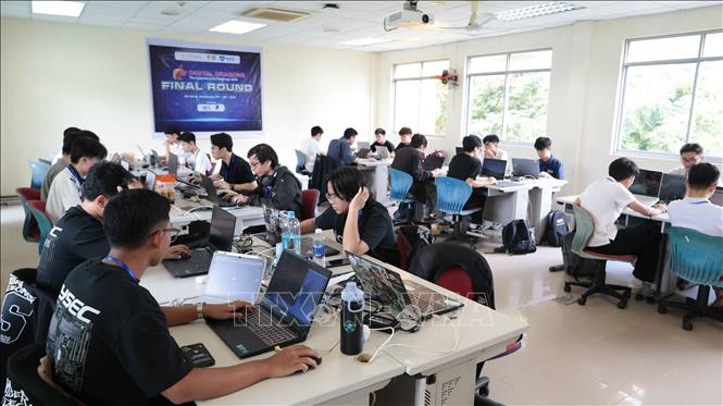 Các sinh viên đến từ Trường Đại học trong và ngoài nước tranh tài ở Vòng Chung kết Cuộc thi Tìm kiếm tài năng An toàn thông tin diễn ra tại thành phố Đà Nẵng. Ảnh: Khoa Chương - TTXVN