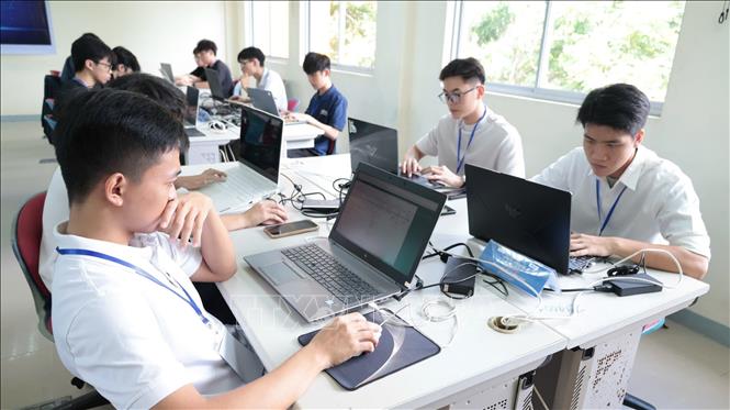 Các sinh viên đến từ Trường Đại học trong và ngoài nước tranh tài ở Vòng Chung kết Cuộc thi Tìm kiếm tài năng An toàn thông tin diễn ra tại thành phố Đà Nẵng. Ảnh: Khoa Chương - TTXVN