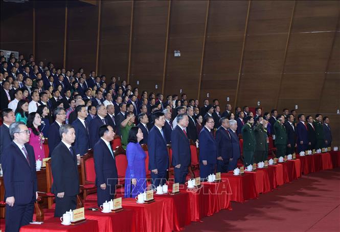 Các đại biểu thực hiện nghi lễ chào cờ. Ảnh: Thống Nhất – TTXVN