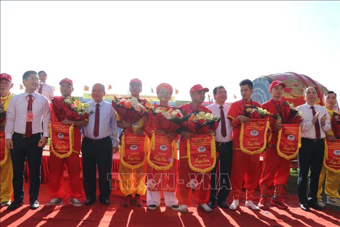Lãnh đạo thành phố Hải Phòng và phường Đồ Sơn tặng hoa và cờ lưu niệm cho 15 ông chủ trâu có trâu tham dự vòng chung kết Lễ hội chọi trâu truyền thống Đồ Sơn – VTV năm 2026. Ảnh: Mạnh Minh – TTXVN