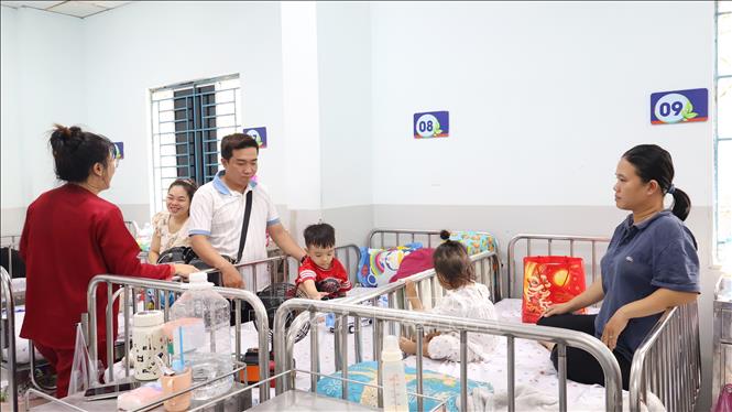 Bệnh nhi mắc tay chân miệng được Bệnh viện Nhi đồng 1 Thành phố Hồ Chí Minh bố trí phòng điều trị riêng. Ảnh: Đinh Hằng - TTXVN