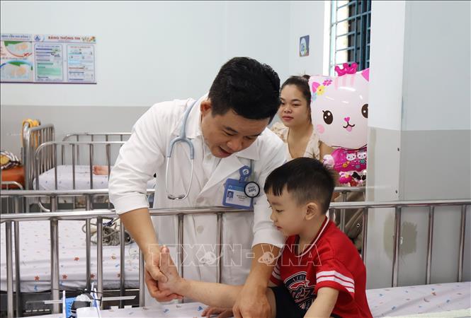 Bác sĩ Bệnh viện Nhi đồng 1 Thành phố Hồ Chí Minh kiểm tra tình trạng bệnh cho bệnh nhi. Ảnh: Đinh Hằng - TTXVN