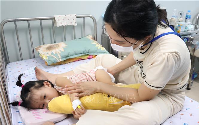 Bệnh nhi đang điều trị tay chân miệng tại Bệnh viện Nhi đồng 1 Thành phố Hồ Chí Minh. Ảnh: Đinh Hằng - TTXVN
