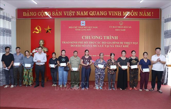 Chủ tịch Liên minh HTX tỉnh Lạng Sơn Liễu Xuân Du và lãnh đạo UBND xã Thất Khê trao kinh phí hỗ trợ các hộ gia đình bị ảnh hưởng bởi bão số 4 và mưa lũ trên địa bàn xã. Ảnh: Anh Tuấn – TTXVN